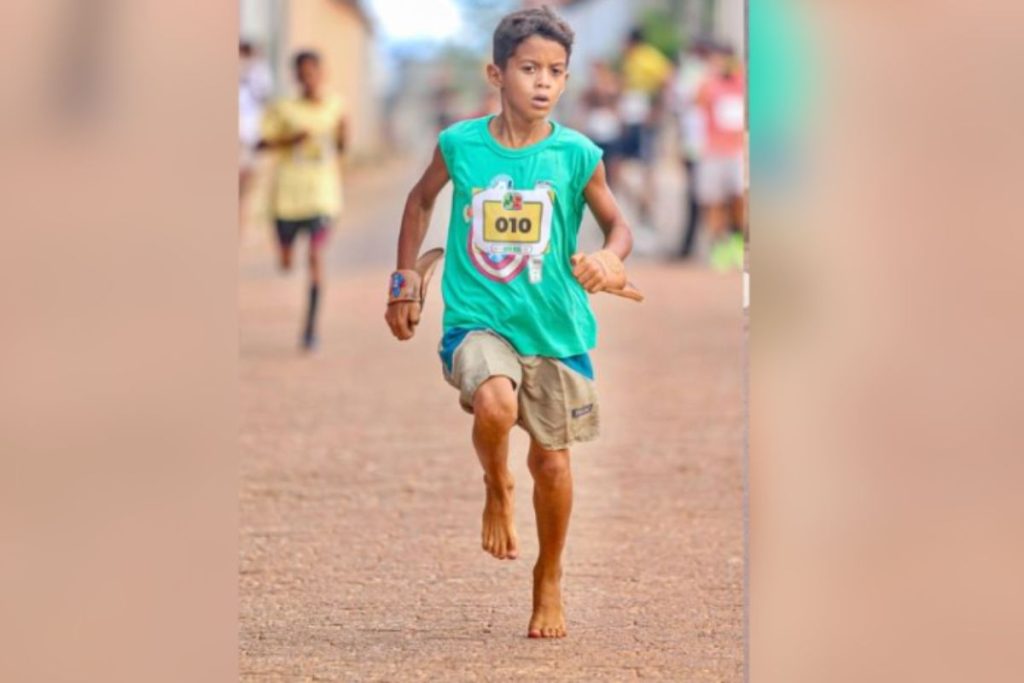 menino corre descalço