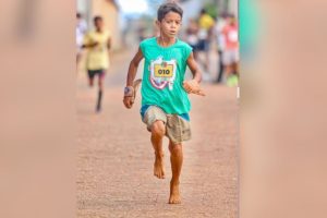 menino corre descalço