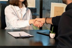 "Já vi muitas pessoas competentes ficarem sem emprego por causa da regra dos 6 segundos no currículo", diz especialista em recrutamento