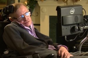 Frase do dia de Stephen Hawking: "Lembre-se de olhar para as estrelas, e não para os seus pés"