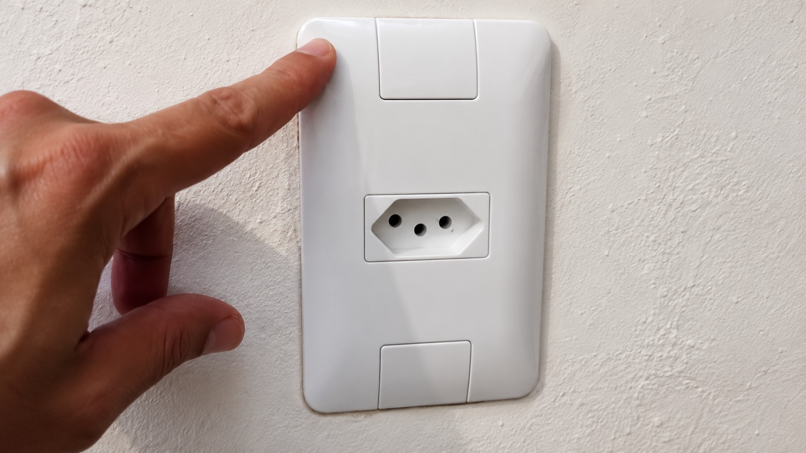 O aparelho que deve ser desligado da tomada para economizar na conta de energia no final do mês, segundo eletricistas