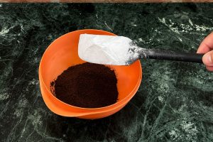 Misturar bicarbonato de sódio com café