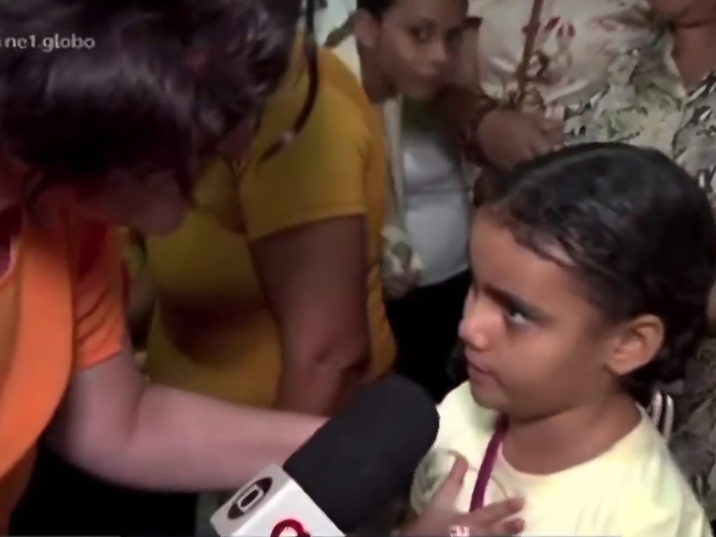 Menina de 8 anos viraliza ao falar sobre morte da mãe em entrevista ao vivo