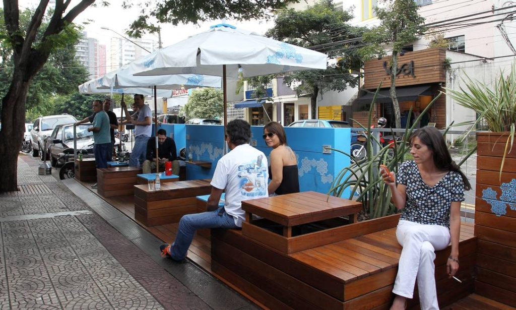 Parklet em frente a bar na Rua Harmonia, em São Paulo. Foto: Reprodução/Google Maps)