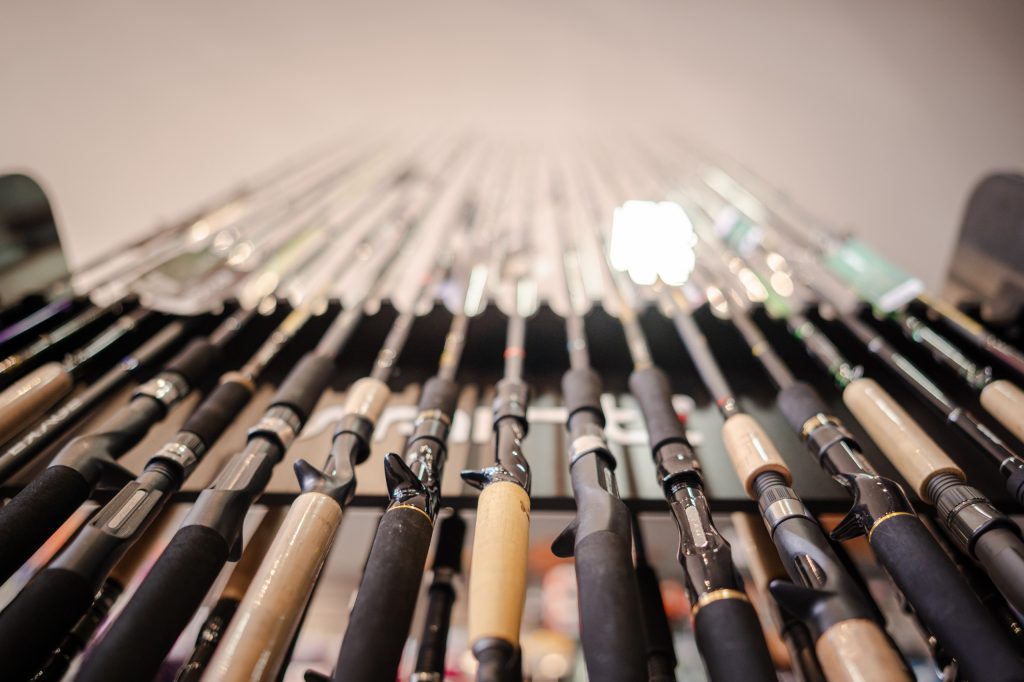 Levantamento identificou grandes diferenças de preços em varas, molinetes, linhas, viveiros e outros equipamentos para a temporada de pesca. (Foto: Victor Melo / Prefeitura de Anápolis)