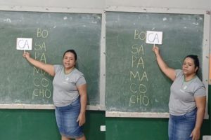 Com uma placa e uma única sílaba, professora de escola rural transforma a alfabetização em brincadeira e ensina crianças a ler