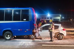 Motorista morre após carro bater na traseira de micro-ônibus na BR-153, em Anápolis