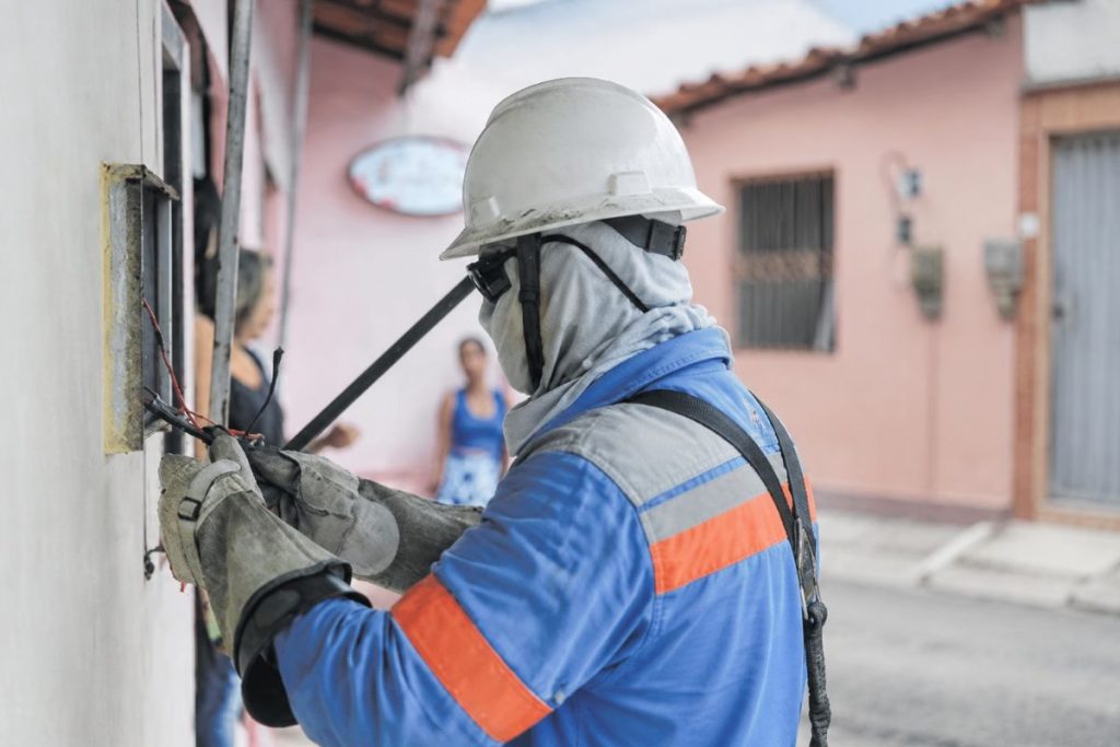 Advogado explica: brasileiros que têm a energia cortada por inadimplência na sexta-feira ou no fim de semana podem ter direito à indenização da concessionária
