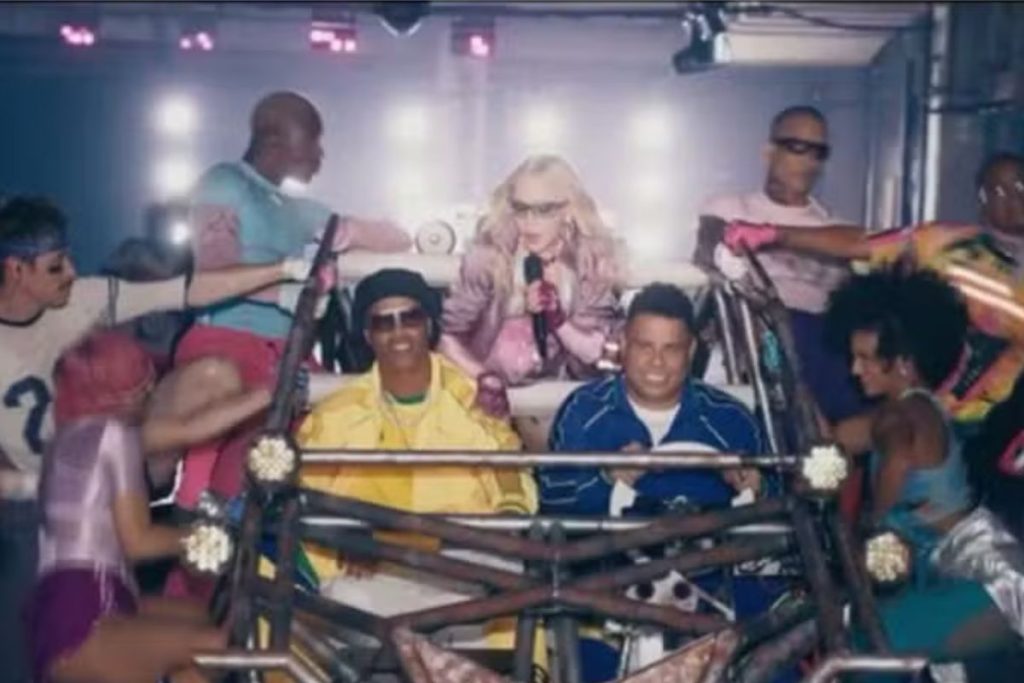 Madonna é conduzida por Ronaldinho e Ronaldo no encerramento da Copa