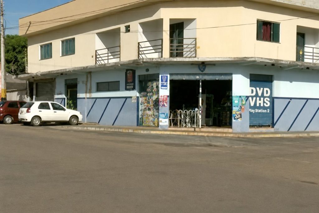 Fachada da locadora Acquaria, na Vila Jaiara. (Foto: Reprodução/TV Anhanguera/Foto restaurada por IA) 