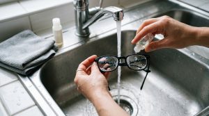 Não é com álcool, nem com sabonete: a melhor maneira de lavar os óculos sem arranhar, segundo óticas