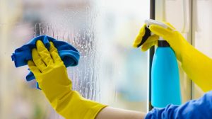 Não é com limpa-vidros, nem com álcool: a melhor misturinha para deixar as janelas de vidro brilhando e sem manchas, segundo vidraceiros