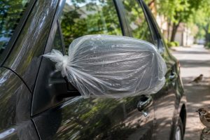 Colocar um saco plástico no retrovisor