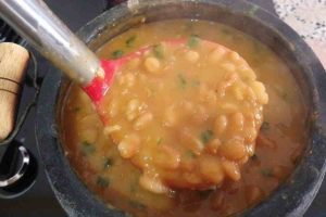 Não é só folha de louro: o tempero simples que deixa o feijão muito mais saboroso, segundo chefs