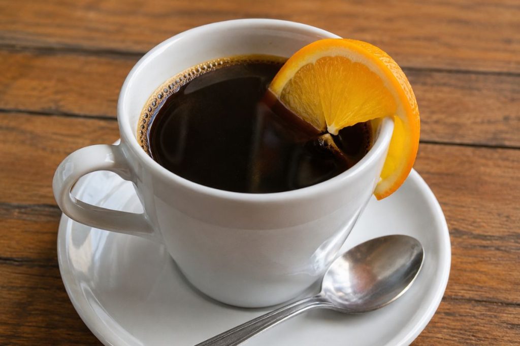 Colocar uma rodela de laranja no café