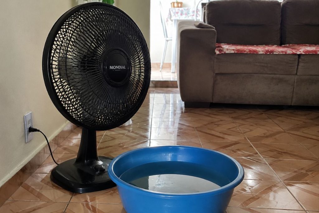 bacia de água na frente do ventilador
