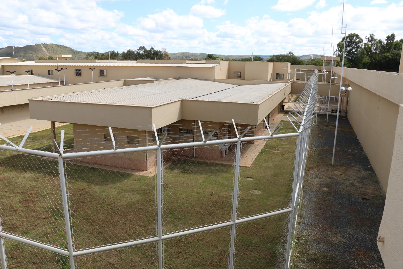 Estrutura da unidade prisional goiana foi uma das primeiras do país a adotar o sistema de monitoramento que agora servirá de modelo nacional. (Foto: Divulgação)