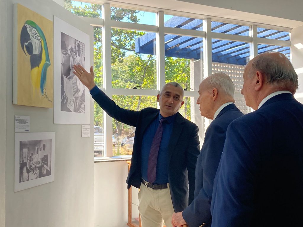 Jairo guiou os visitantes pela história do figurinista. (Foto: Arquivo pessoal/Jairo Leite)