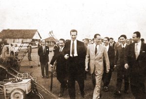 JK, no Aeroporto Municipal de Anápolis durante sua campanha para a presidência em 1955. (Foto: Reprodução)