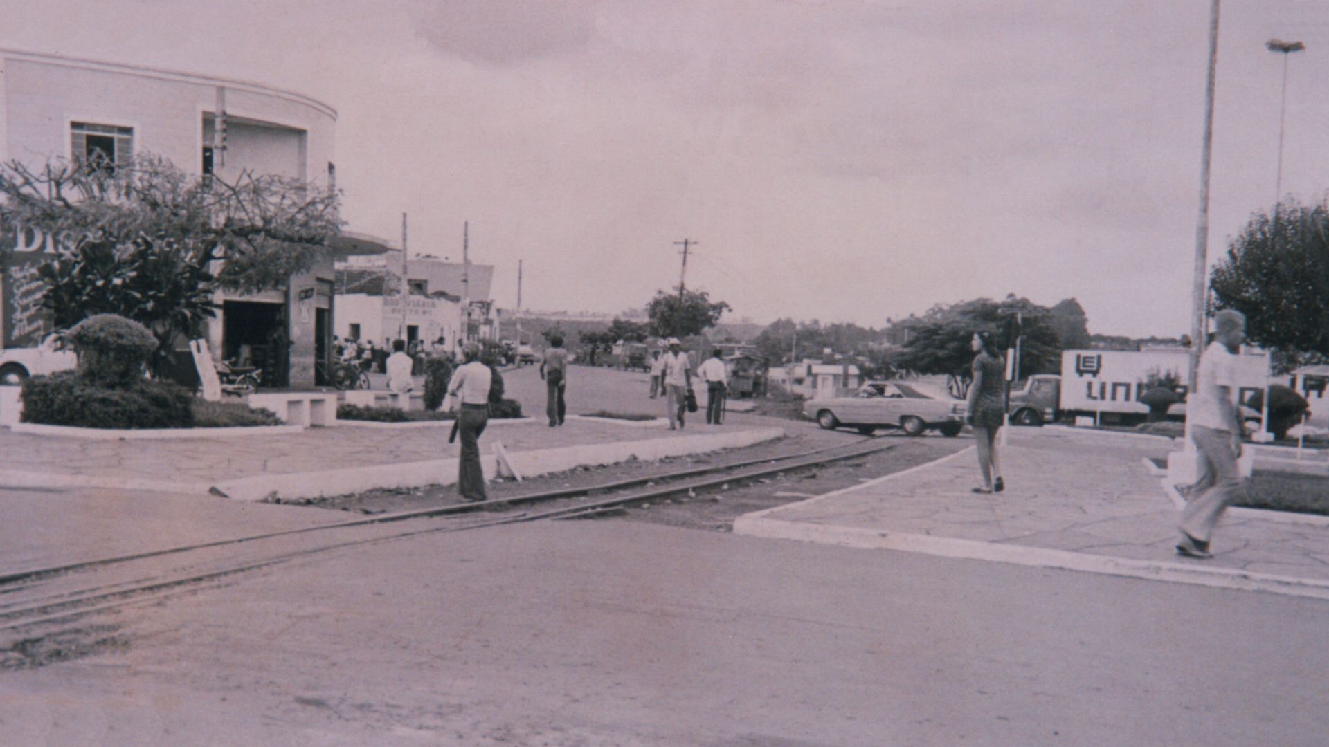 Praça Oeste, ainda com os trilhos da Estrada de Ferro, em 1974. (