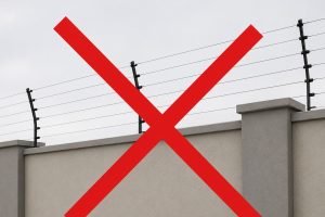 Adeus, cerca elétrica nos muros