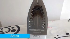 Não é vela, nem palha de aço: a melhor maneira de tirar manchas da base do ferro de passar, segundo as lavanderias
