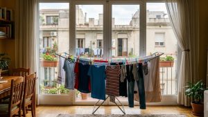 Não é com ventilador, nem secadora: a técnica criada pelos japoneses para secar roupas mais rápido dentro de casa