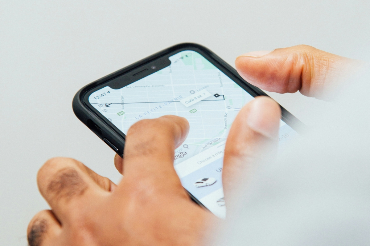 Motorista da Uber é cancelado após ficar comprovado que ele estava fazendo os passageiros pagarem mais pelas corridas