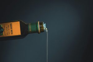 Azeite com rótulo vermelho, verde ou azul: o que cada cor significa e para que serve cada tipo