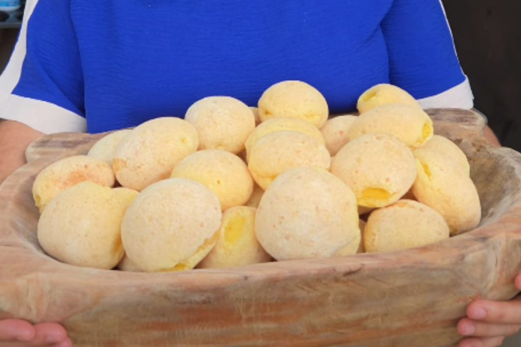 O pão de queijo caipira leva queijo curado e uma técnica simples que garante sabor e textura irresistíveis