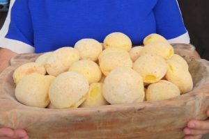 O pão de queijo caipira leva queijo curado e uma técnica simples que garante sabor e textura irresistíveis