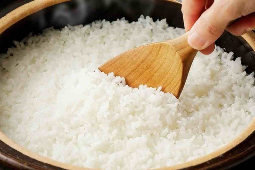 O vinagre no arroz ajuda a deixar os grãos mais brancos, soltinhos e saborosos durante o preparo