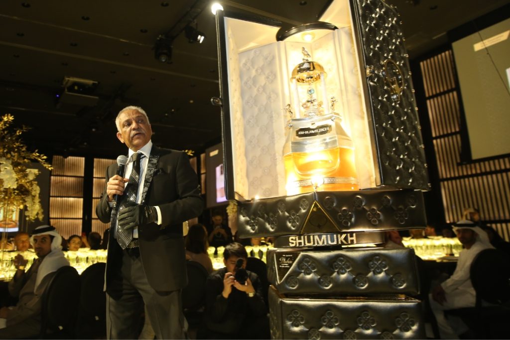 O perfume mais caro do mundo foi criado em 2019 em Dubai, custa mais de R$ 6,5 milhões, dura mais de 12 horas na pele, tem 3.571 diamantes no frasco e mais de 2 quilos de ouro