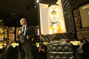 O perfume mais caro do mundo foi criado em 2019 em Dubai, custa mais de R$ 6,5 milhões, dura mais de 12 horas na pele, tem 3.571 diamantes no frasco e mais de 2 quilos de ouro