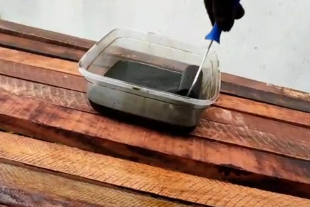 Colocar óleo queimado na porta de madeira em casa: para que serve e por que é recomendado