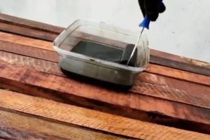 Colocar óleo queimado na porta de madeira em casa: para que serve e por que é recomendado