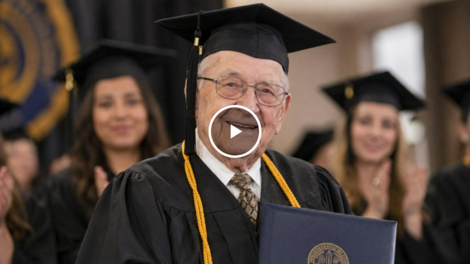 Aos 70 anos, ele entrou na faculdade pela primeira vez e, duas décadas depois, virou o formando mais velho da história de um sistema com 23 universidades ao concluir o terceiro mestrado aos 90