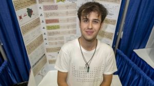 Aos 19 anos, jovem cria remédio contra vírus a partir de uma planta e leva prêmio de mais de R$ 500 mil para casa na maior feira de ciências do mundo