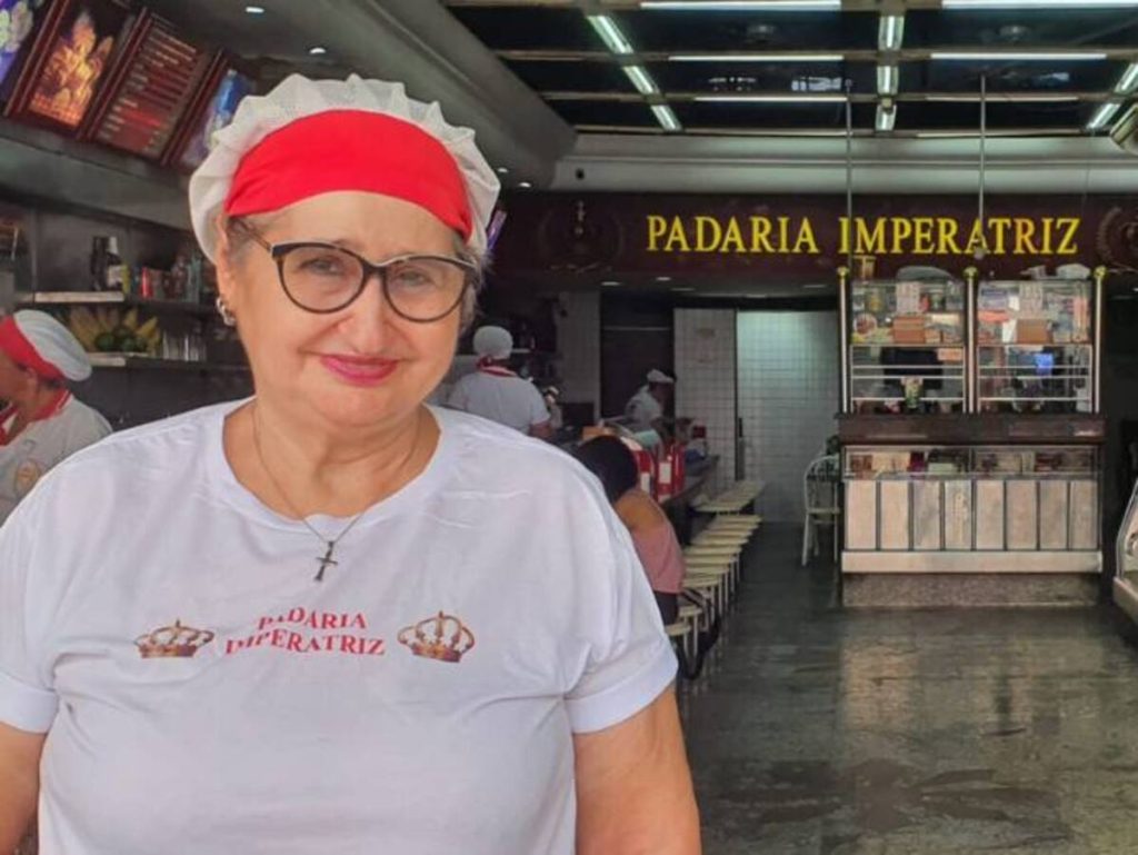 Aos 65 anos, portuguesa que fugiu da Europa por causa do frio há 39 anos atrás e hoje trabalha há quase 3 décadas fazendo lanches para clientes que conheceu desde criança