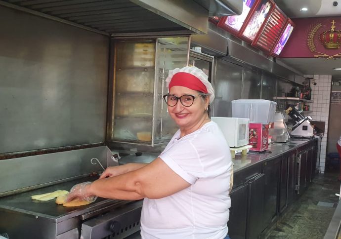 Aos 65 anos, portuguesa que fugiu da Europa por causa do frio há 39 anos atrás e hoje trabalha há quase 3 décadas fazendo lanches para clientes que conheceu desde criança