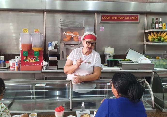 Aos 65 anos, portuguesa que fugiu da Europa por causa do frio há 39 anos atrás e hoje trabalha há quase 3 décadas fazendo lanches para clientes que conheceu desde criança