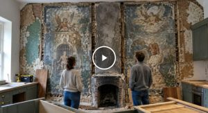 Casal reforma a cozinha de um apartamento de 1747 e encontra atrás da parede duas pinturas de quase 400 anos e 2,7 metros de altura, inspiradas em um livro de 1635 e consideradas de importância nacional