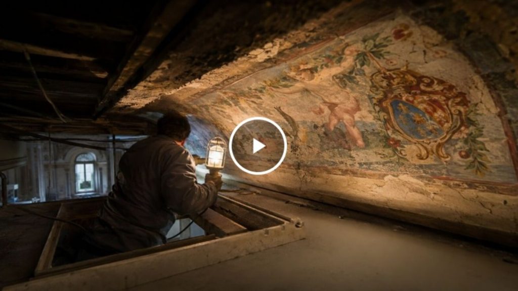 Eletricista entra por um alçapão durante manutenção na Villa Farnesina, em Roma, acende uma lâmpada e encontra pinturas do século XVII escondidos acima de um teto falso, com querubins, paisagens e o brasão preservados desde reformas do século XIX