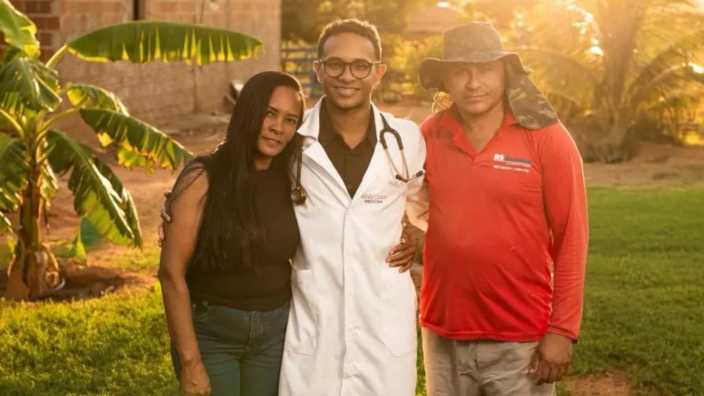 Aos 27 anos, filho de agricultor e dona de casa, ele estudou 6 anos até passar em Medicina e, prestes a se formar na faculdade, voltou à roça para fazer o ensaio de formatura ao lado do pai, da mãe e do avô