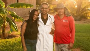 Aos 27 anos, filho de agricultor e dona de casa, ele estudou 6 anos até passar em Medicina e, prestes a se formar na faculdade, voltou à roça para fazer o ensaio de formatura ao lado do pai, da mãe e do avô