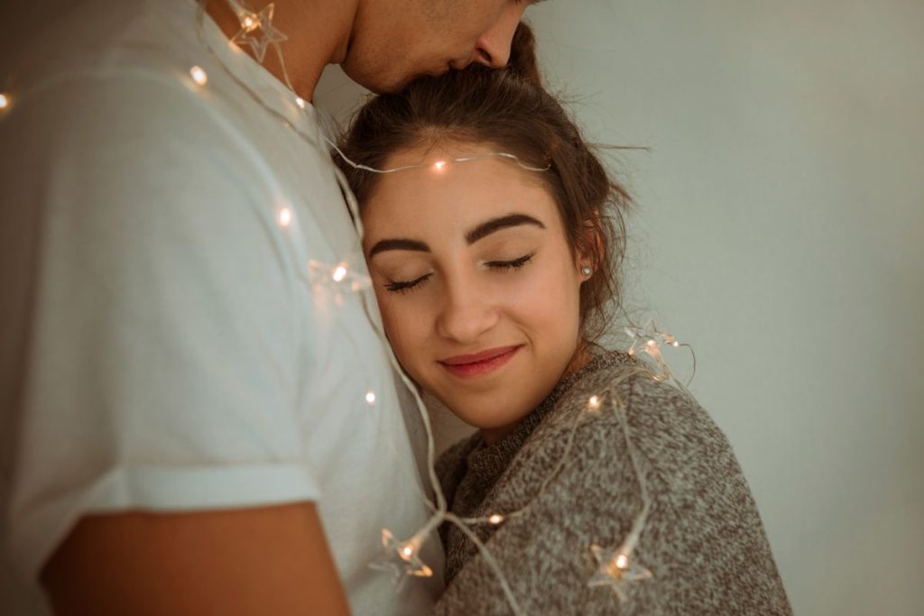 Um antigo amor não correspondido pode reaparecer na vida de alguns signos, reacendendo sentimentos e colocando antigas histórias à prova