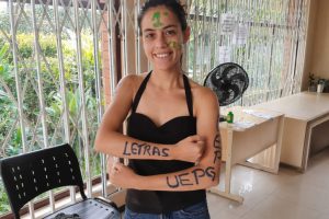 Aos 21 anos, sem casa, livros ou computador, jovem vendia paçocas durante o dia, dormia em abrigo, estudava pelo celular na rodoviária e passou em 1º lugar em faculdade pública