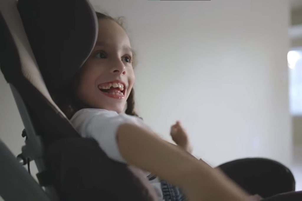 Aos 5 anos, Clara não conseguia dizer o que sentia por causa da paralisia cerebral, e o pai, sem saber programar, aprendeu sozinho e criou uma plataforma que responde pelo movimento dos olhos e hoje dá voz a 65 mil pessoas em 11 países