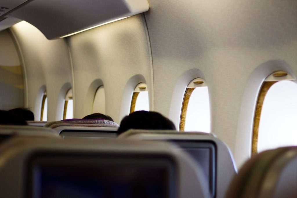 Melhores Assentos do Avião variam de acordo com a necessidade de cada viajante, seja para descansar, ganhar espaço ou desembarcar mais rápido