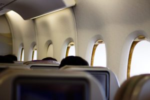 Melhores Assentos do Avião variam de acordo com a necessidade de cada viajante, seja para descansar, ganhar espaço ou desembarcar mais rápido